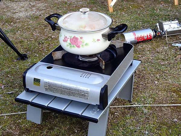 カセットコンロに家庭用鍋